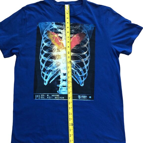 Batman Heart Of The Bat X-Ray Bruce Wayne T-Shirt Comic Con Box Size Large - Picture 7 of 8